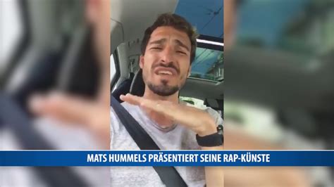 Mats Hummels präsentiert seine Rap